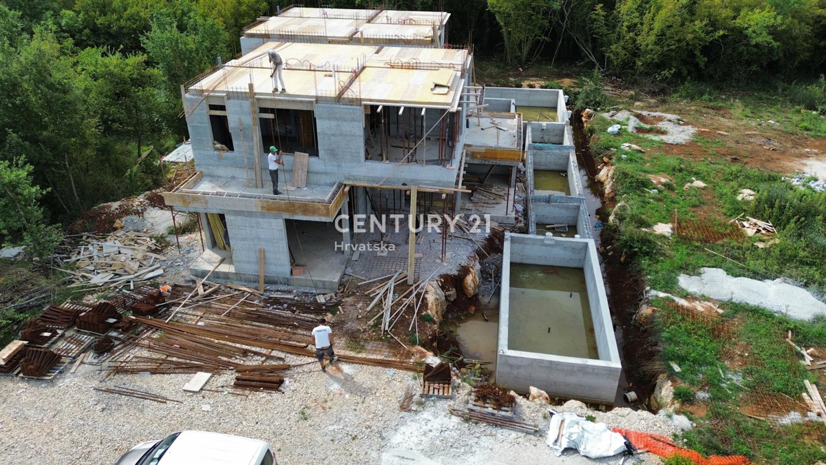 POREČ. PRODAJA SE NOVA MODERNA DVOJNA HIŠA S BAZENOM SAMO 1500 M OD MESTA