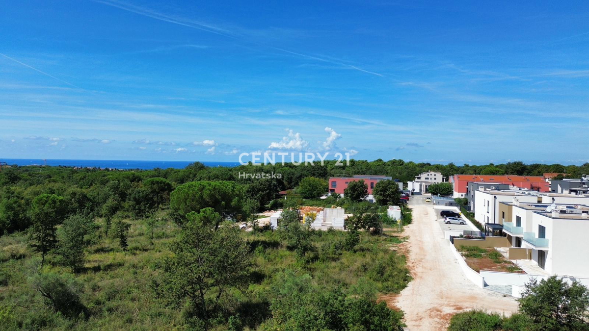 POREČ. PRODAJA SE NOVA MODERNA DVOJNA HIŠA S BAZENOM SAMO 1500 M OD MESTA