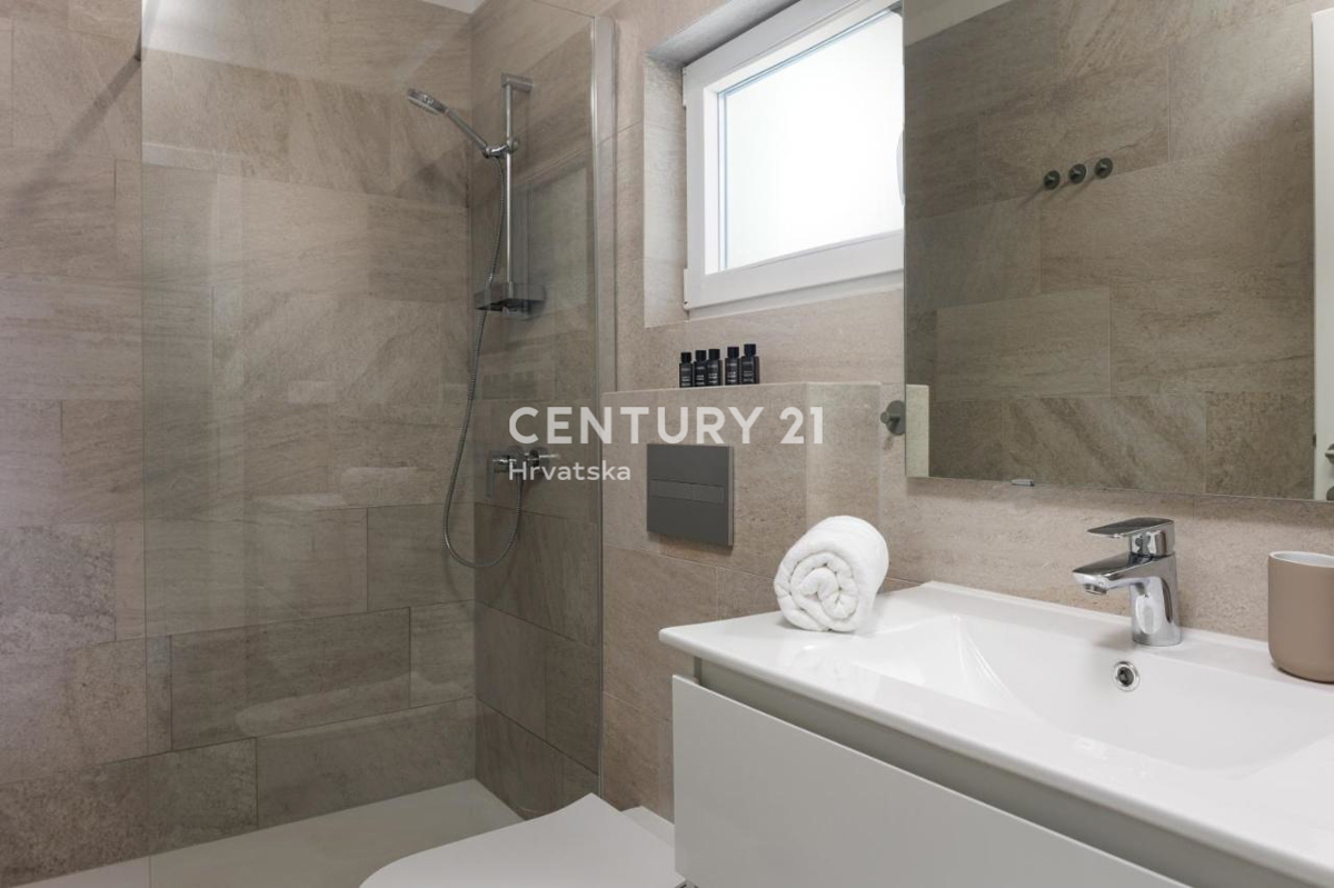 ISTRA, BRTONIGLA - VISOKI TURISTIČNI POTENCIAL, BAZEN + 4 SPALNICE