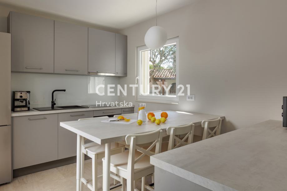 ISTRA, BRTONIGLA - VISOKI TURISTIČNI POTENCIAL, BAZEN + 4 SPALNICE