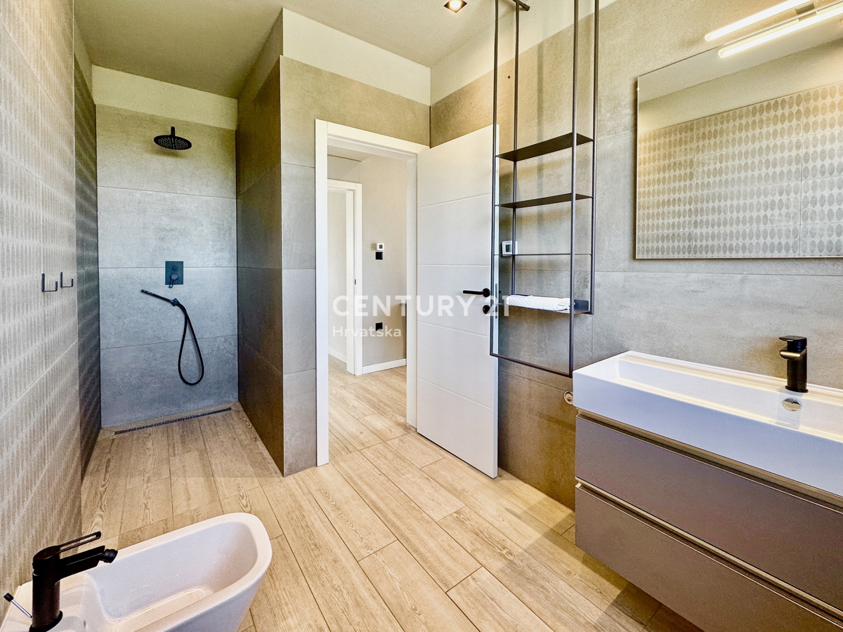 POREČ, OKOLICA, EKSKLUZIVNA DIZAJNERSKA VILA S POGLEDOM NA MORJE