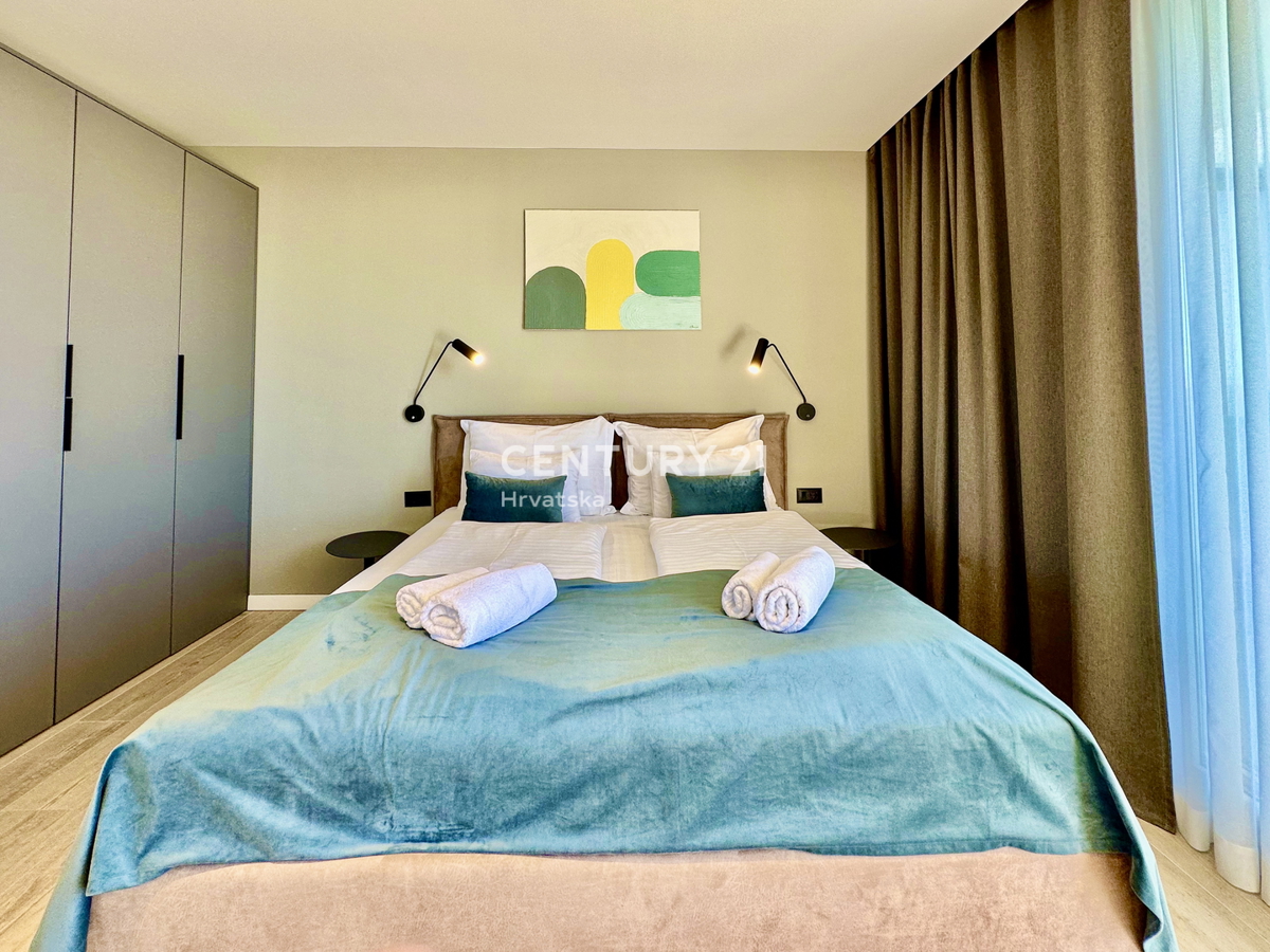 POREČ, OKOLICA, EKSKLUZIVNA DIZAJNERSKA VILA S POGLEDOM NA MORJE