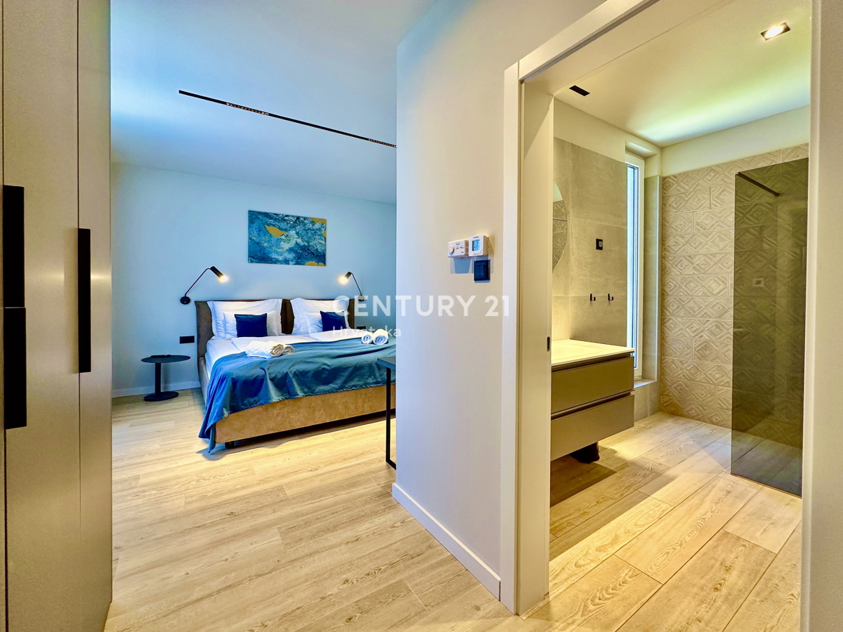 POREČ, OKOLICA, EKSKLUZIVNA DIZAJNERSKA VILA S POGLEDOM NA MORJE