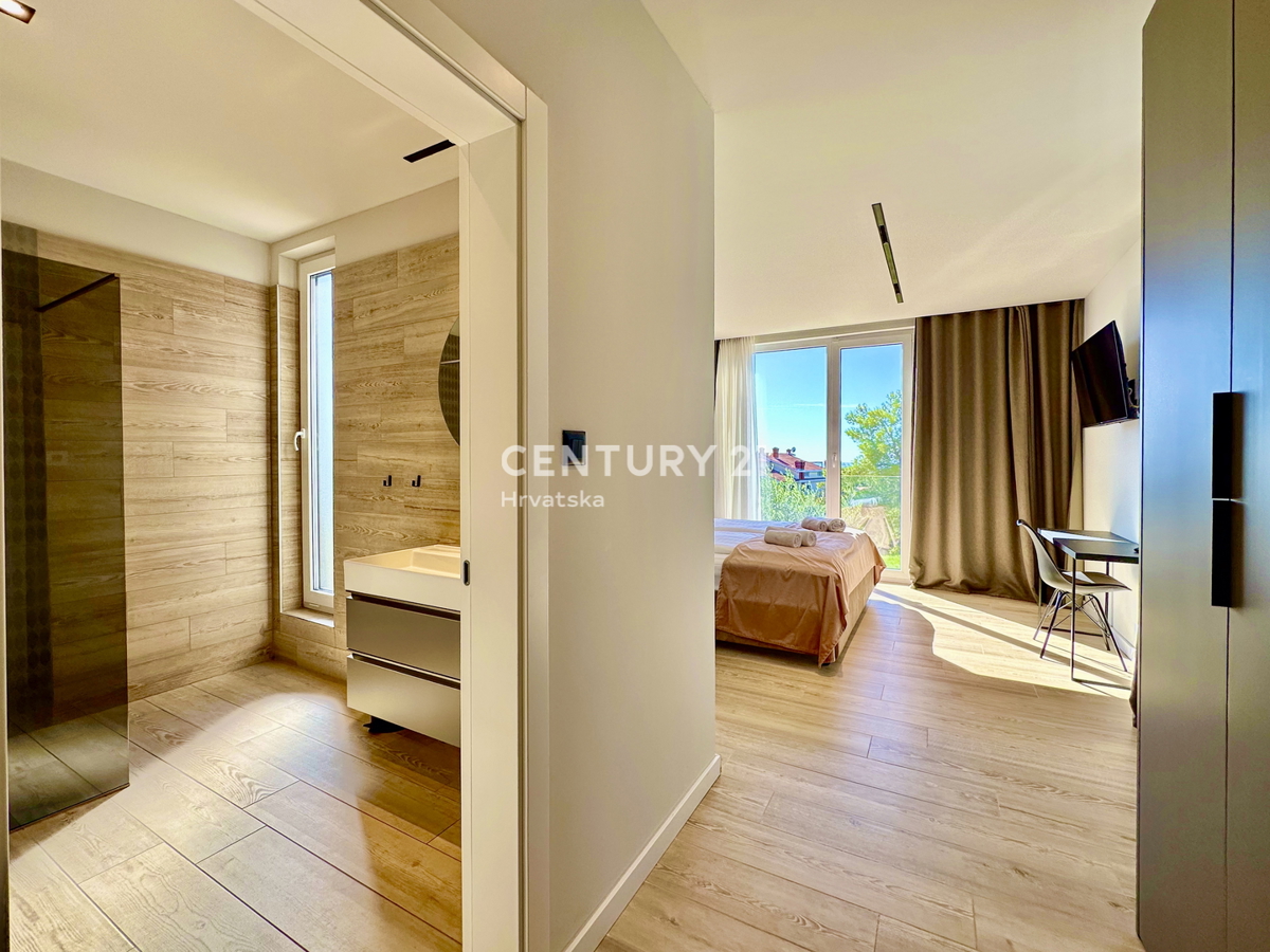 POREČ, OKOLICA, EKSKLUZIVNA DIZAJNERSKA VILA S POGLEDOM NA MORJE