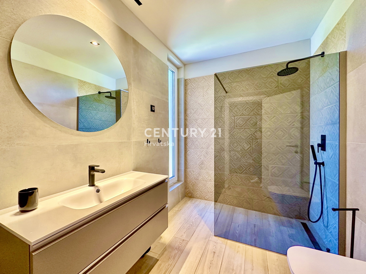 POREČ, OKOLICA, EKSKLUZIVNA DIZAJNERSKA VILA S POGLEDOM NA MORJE