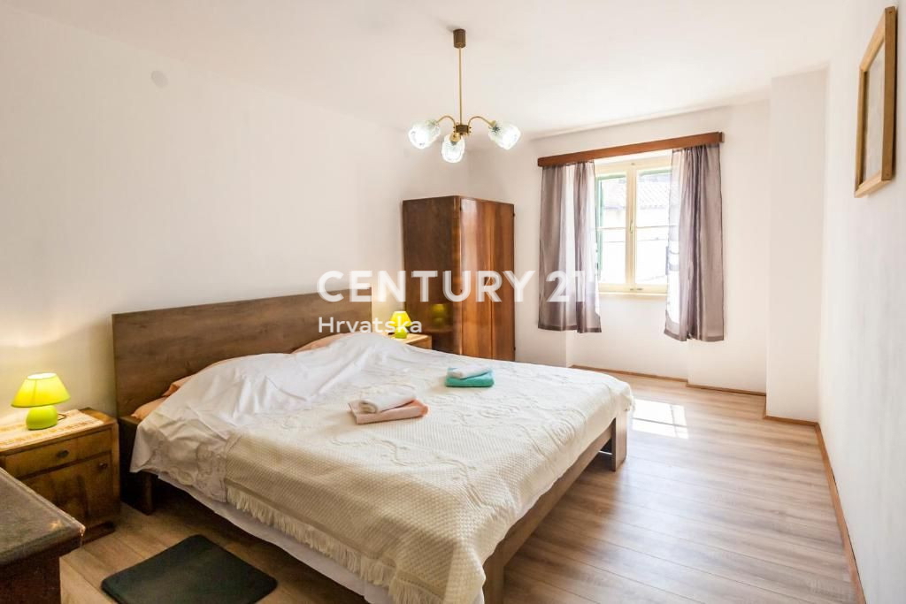 MARČANA, HIŠA Z DVEMA SPALNICAMA V SREDIŠČU KRAJA