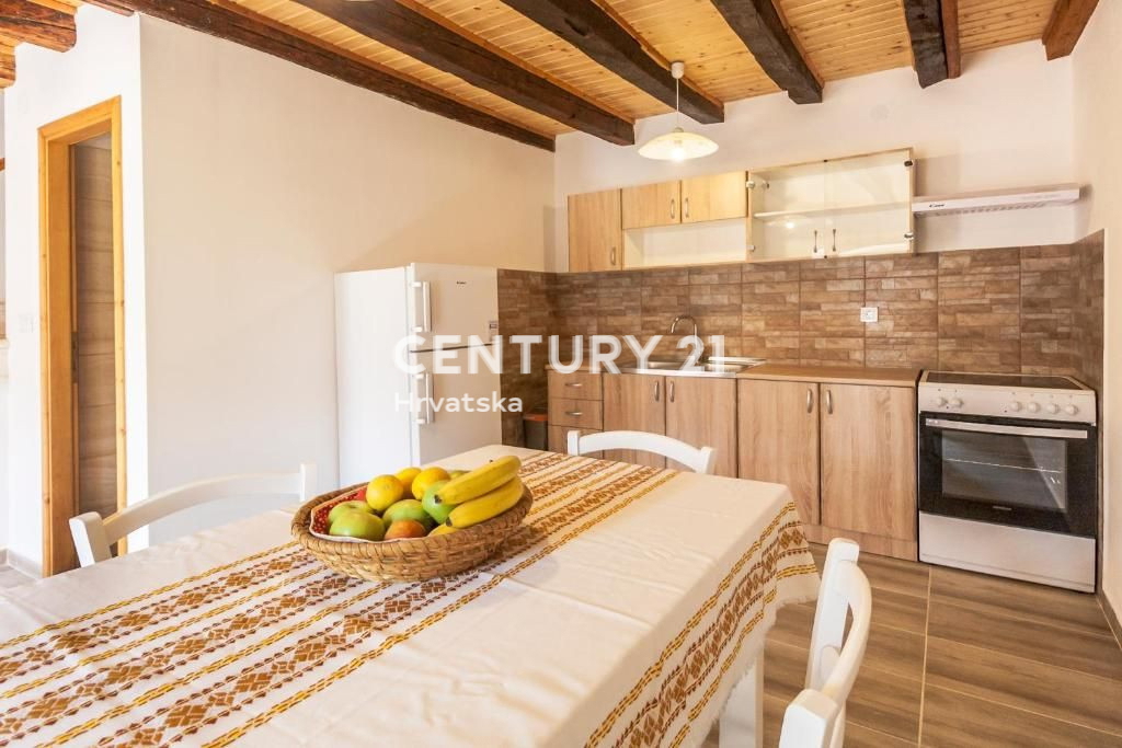 MARČANA, HIŠA Z DVEMA SPALNICAMA V SREDIŠČU KRAJA