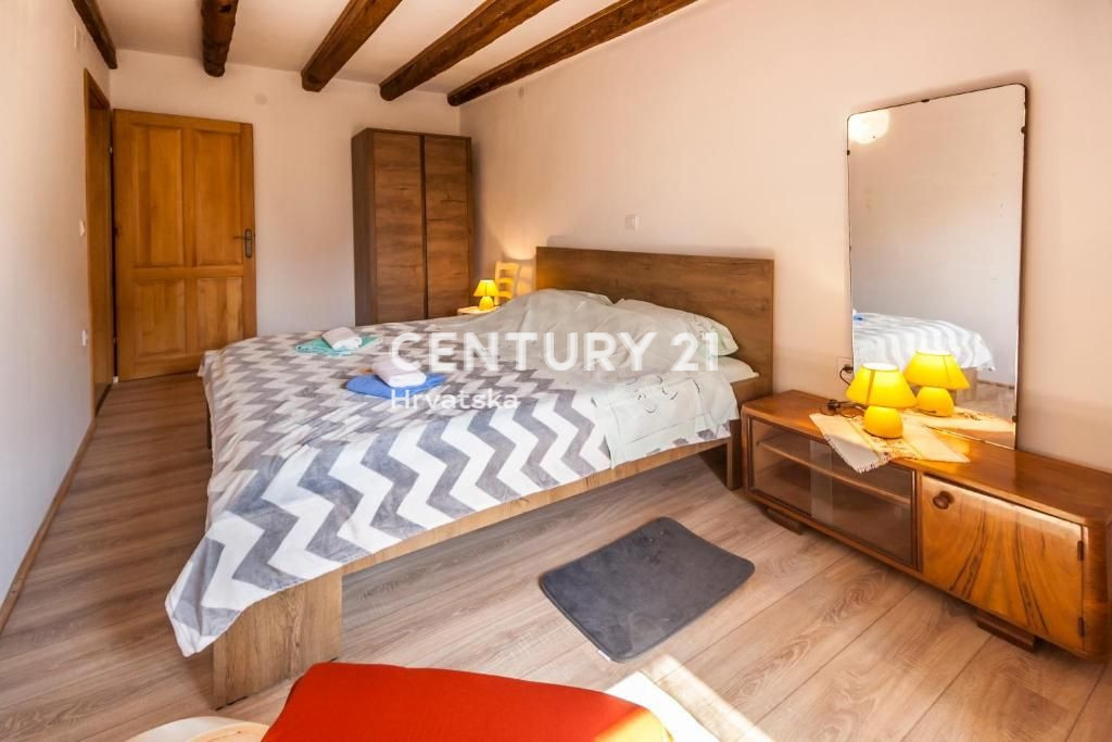 MARČANA, HIŠA Z DVEMA SPALNICAMA V SREDIŠČU KRAJA