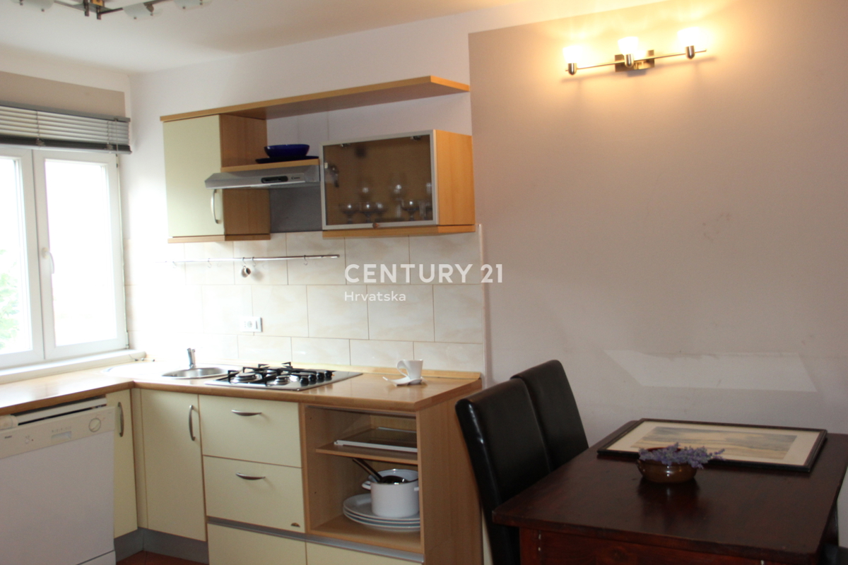 ROVINJ, PRODAJA TROSOBNEGA STANOVANJA BLIZU MORJA