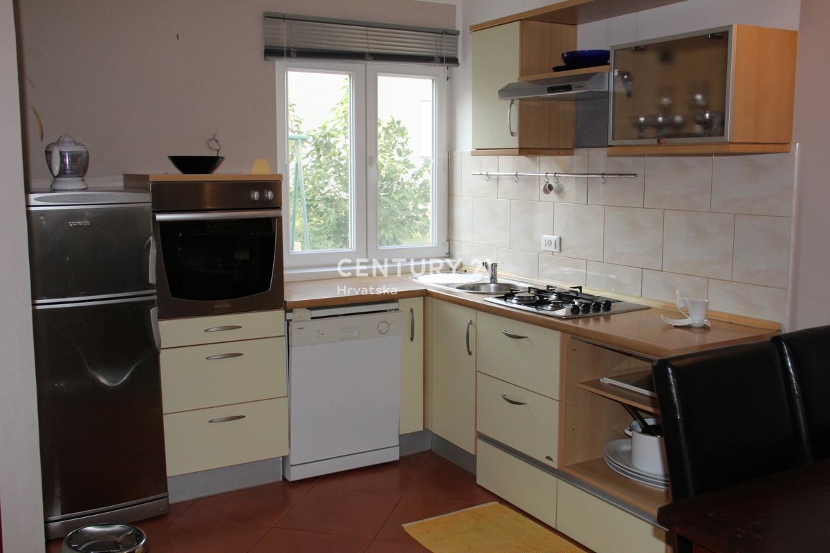 ROVINJ, PRODAJA TROSOBNEGA STANOVANJA BLIZU MORJA