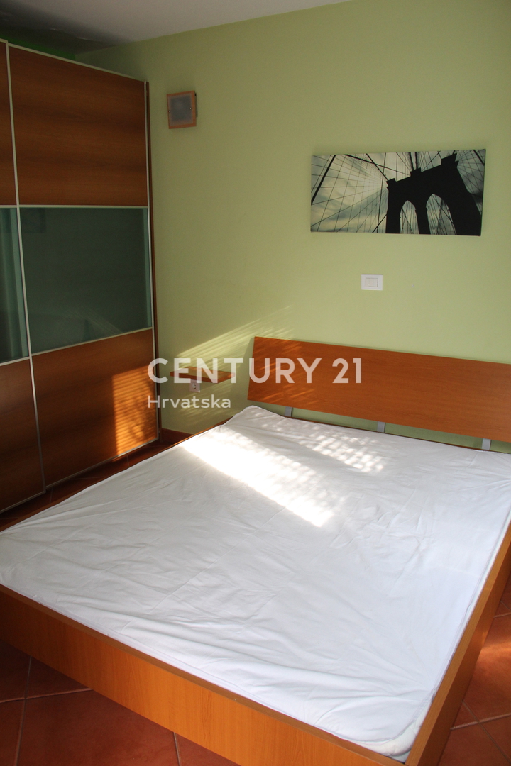 ROVINJ, PRODAJA TROSOBNEGA STANOVANJA BLIZU MORJA