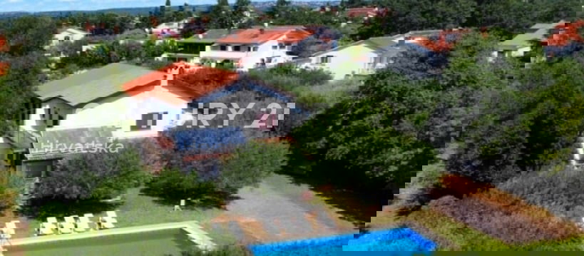 POREČ, PRODAJA SE HIŠA Z VELIKIM DVORIŠČEM IN BAZENOM, VELIKO POTENCIALA