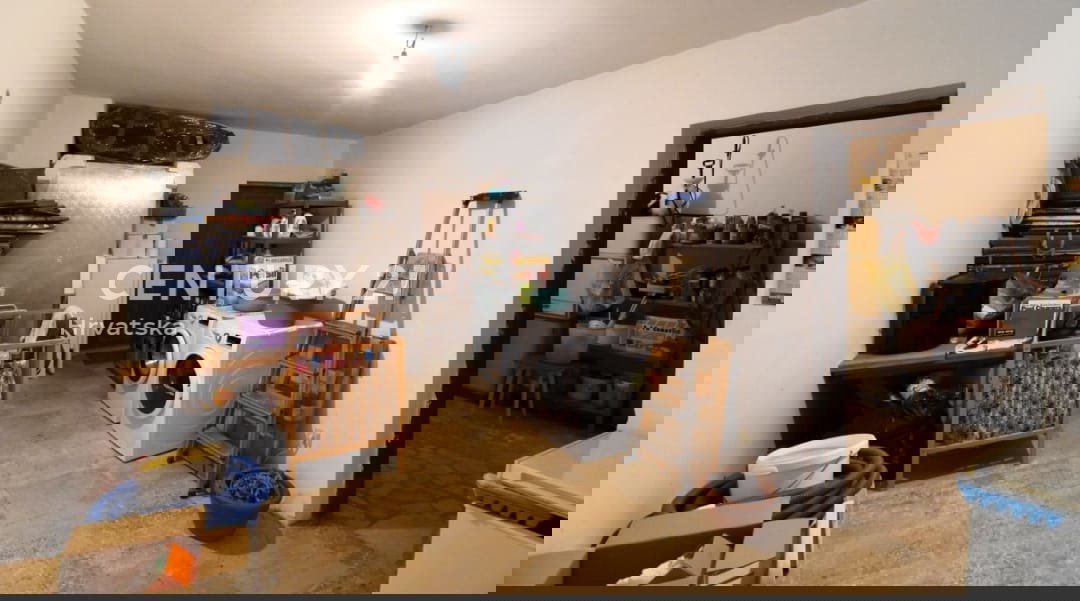 POREČ, PRODAJA SE HIŠA Z VELIKIM DVORIŠČEM IN BAZENOM, VELIKO POTENCIALA