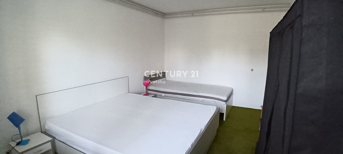 POREČ, PRODAJA SE HIŠA Z VELIKIM DVORIŠČEM IN BAZENOM, VELIKO POTENCIALA