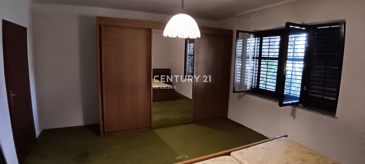 POREČ, PRODAJA SE HIŠA Z VELIKIM DVORIŠČEM IN BAZENOM, VELIKO POTENCIALA