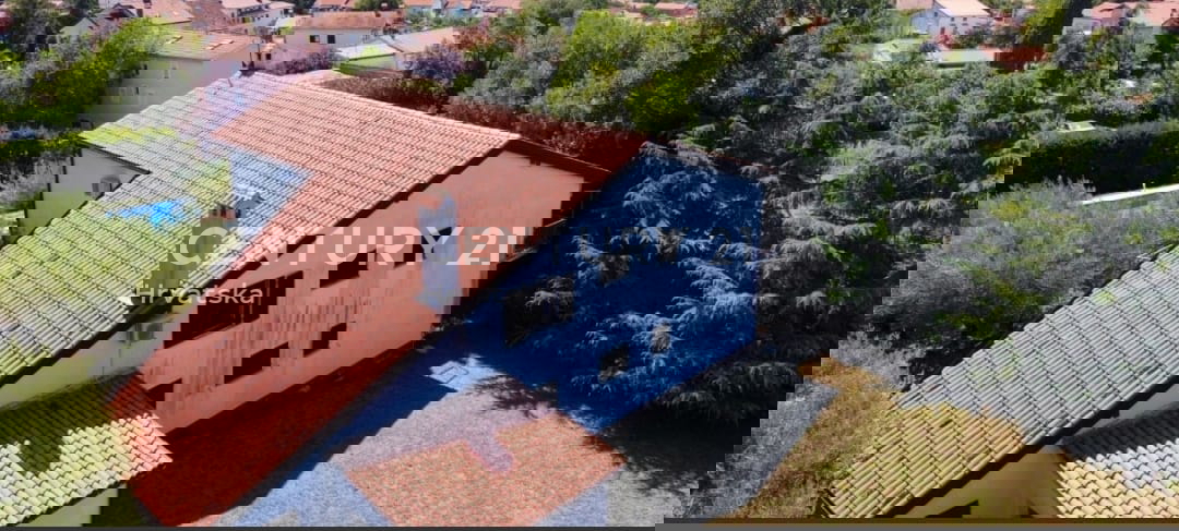 POREČ, PRODAJA SE HIŠA Z VELIKIM DVORIŠČEM IN BAZENOM, VELIKO POTENCIALA