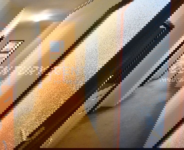 POREČ, PRODAJA SE HIŠA Z VELIKIM DVORIŠČEM IN BAZENOM, VELIKO POTENCIALA