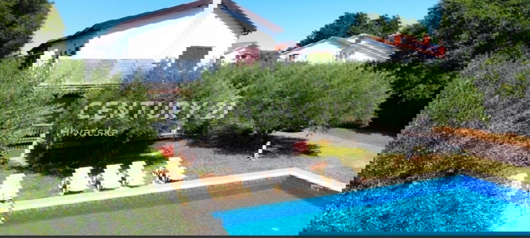 POREČ, PRODAJA SE HIŠA Z VELIKIM DVORIŠČEM IN BAZENOM, VELIKO POTENCIALA