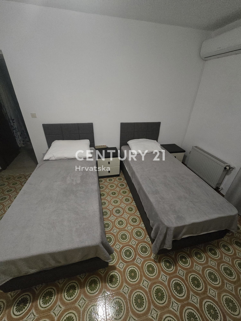 POREČ, PRODAJA SE HIŠA Z VELIKIM DVORIŠČEM IN BAZENOM, VELIKO POTENCIALA