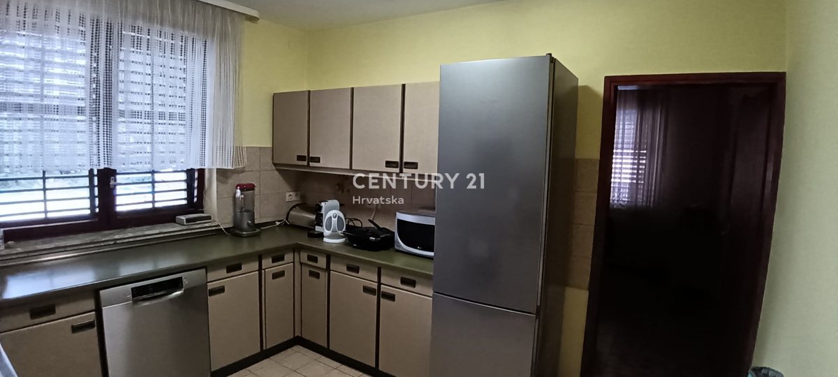 POREČ, PRODAJA SE HIŠA Z VELIKIM DVORIŠČEM IN BAZENOM, VELIKO POTENCIALA