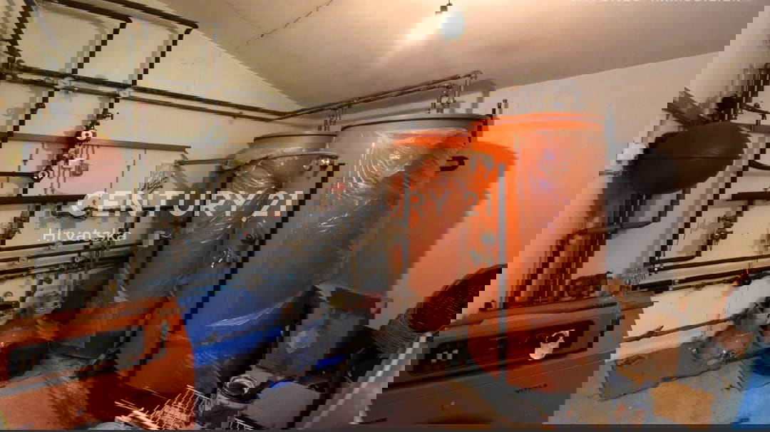 POREČ, PRODAJA SE HIŠA Z VELIKIM DVORIŠČEM IN BAZENOM, VELIKO POTENCIALA