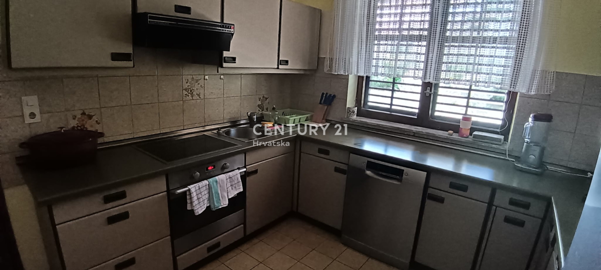 POREČ, PRODAJA SE HIŠA Z VELIKIM DVORIŠČEM IN BAZENOM, VELIKO POTENCIALA