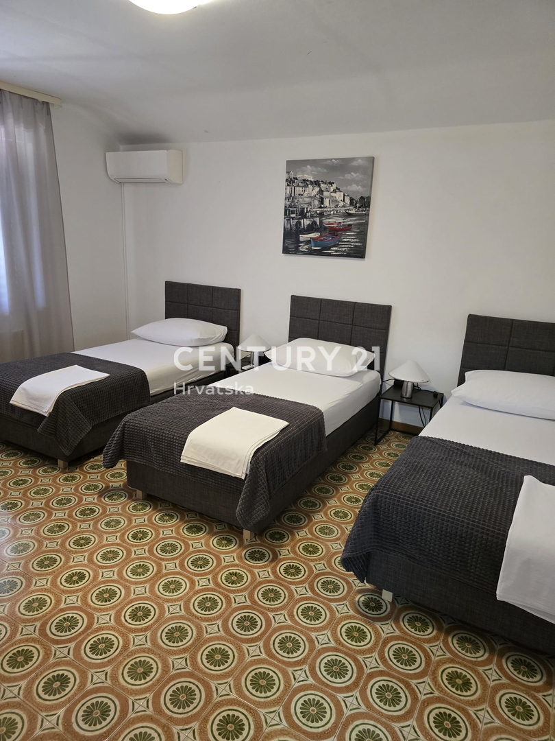 POREČ, PRODAJA SE HIŠA Z VELIKIM DVORIŠČEM IN BAZENOM, VELIKO POTENCIALA