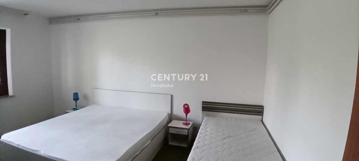 POREČ, PRODAJA SE HIŠA Z VELIKIM DVORIŠČEM IN BAZENOM, VELIKO POTENCIALA