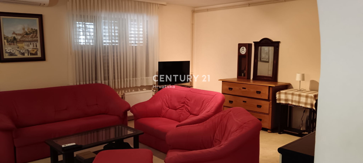 POREČ, PRODAJA SE HIŠA Z VELIKIM DVORIŠČEM IN BAZENOM, VELIKO POTENCIALA