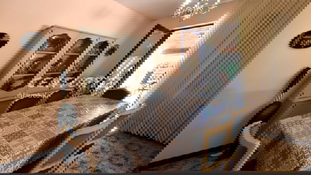 POREČ, PRODAJA SE HIŠA Z VELIKIM DVORIŠČEM IN BAZENOM, VELIKO POTENCIALA