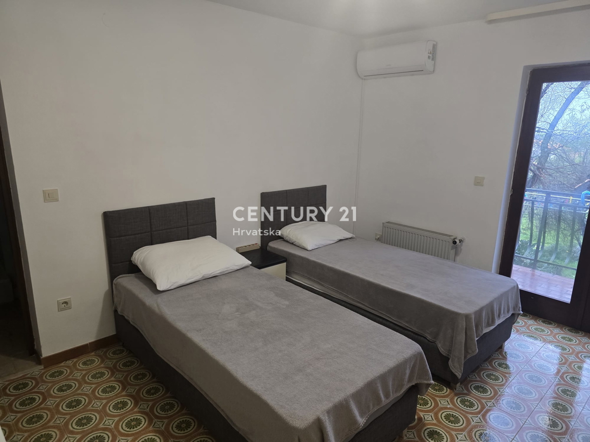 POREČ, PRODAJA SE HIŠA Z VELIKIM DVORIŠČEM IN BAZENOM, VELIKO POTENCIALA