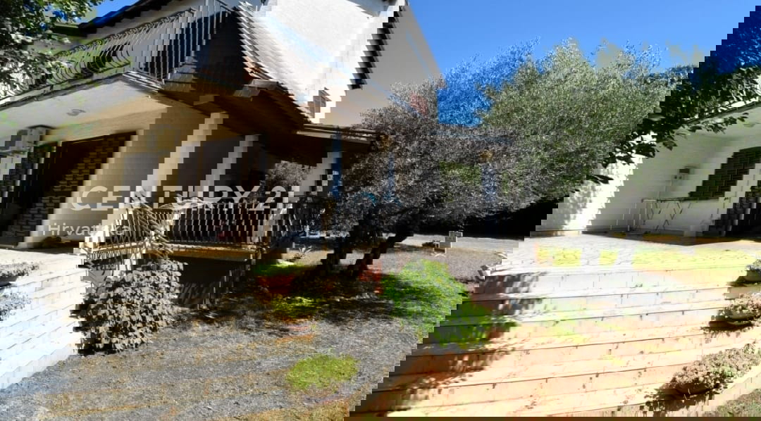 POREČ, PRODAJA SE HIŠA Z VELIKIM DVORIŠČEM IN BAZENOM, VELIKO POTENCIALA