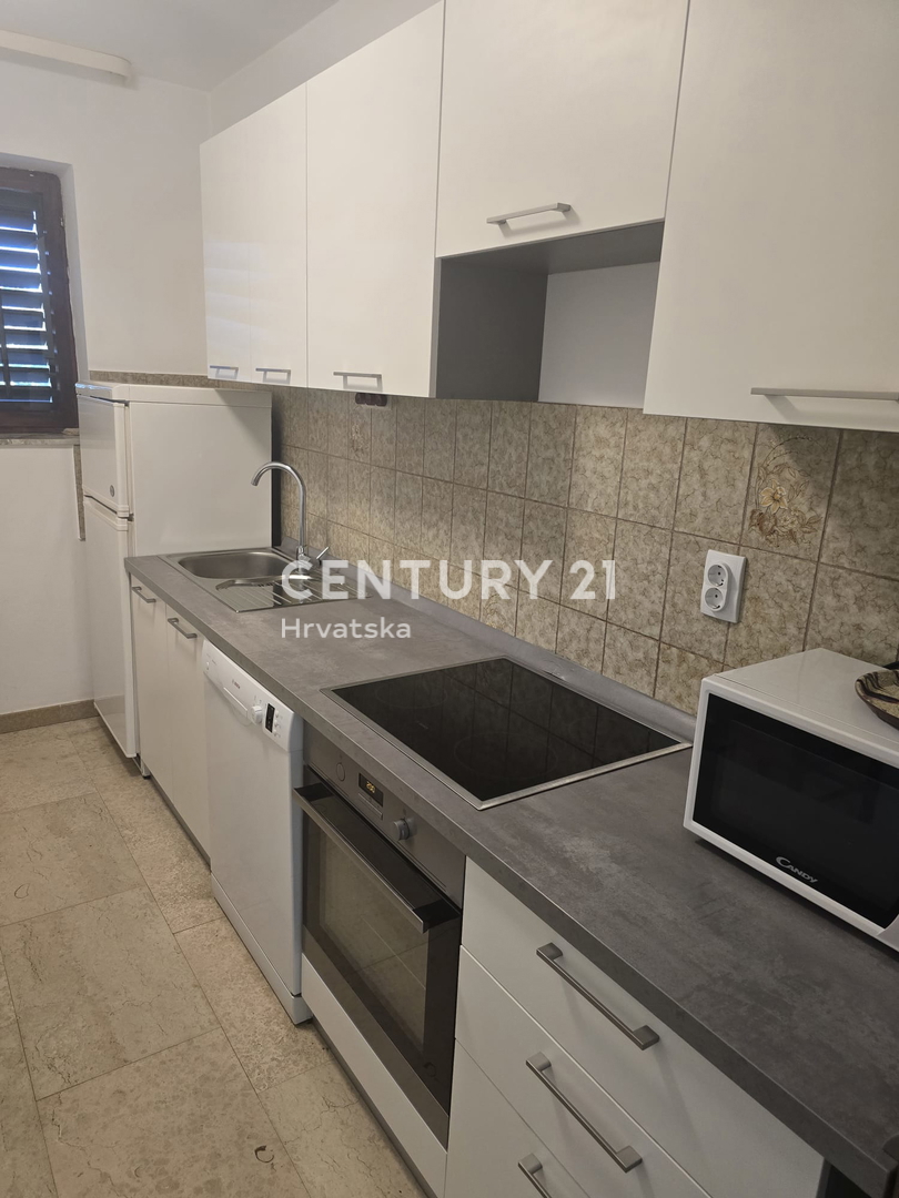 POREČ, PRODAJA SE HIŠA Z VELIKIM DVORIŠČEM IN BAZENOM, VELIKO POTENCIALA