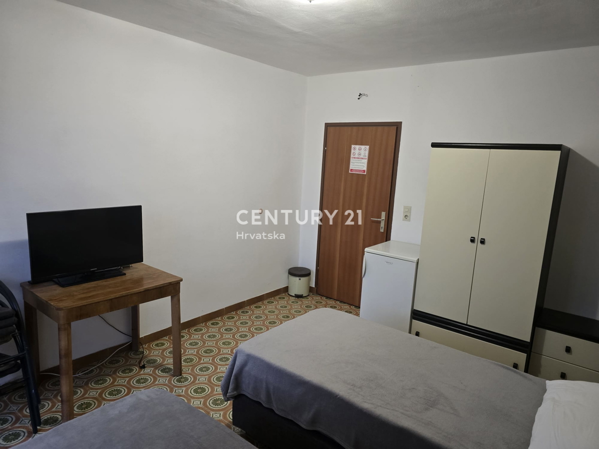 POREČ, PRODAJA SE HIŠA Z VELIKIM DVORIŠČEM IN BAZENOM, VELIKO POTENCIALA