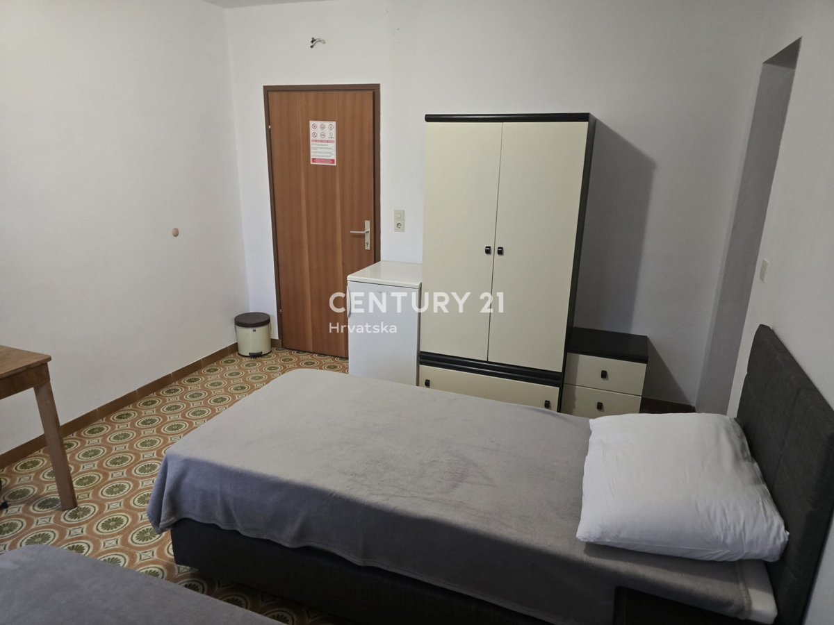 POREČ, PRODAJA SE HIŠA Z VELIKIM DVORIŠČEM IN BAZENOM, VELIKO POTENCIALA