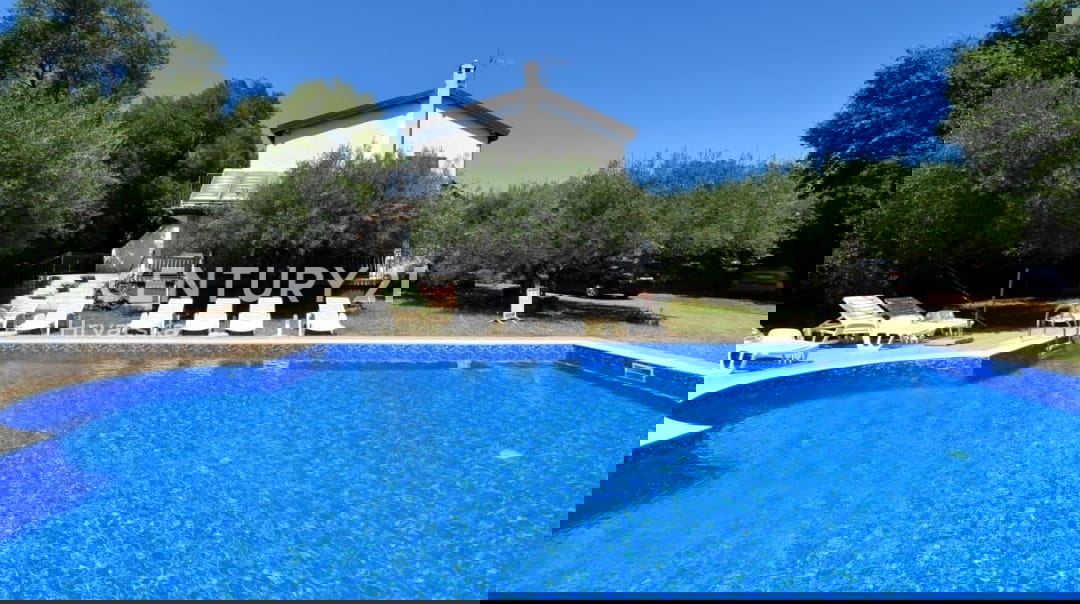 POREČ, PRODAJA SE HIŠA Z VELIKIM DVORIŠČEM IN BAZENOM, VELIKO POTENCIALA