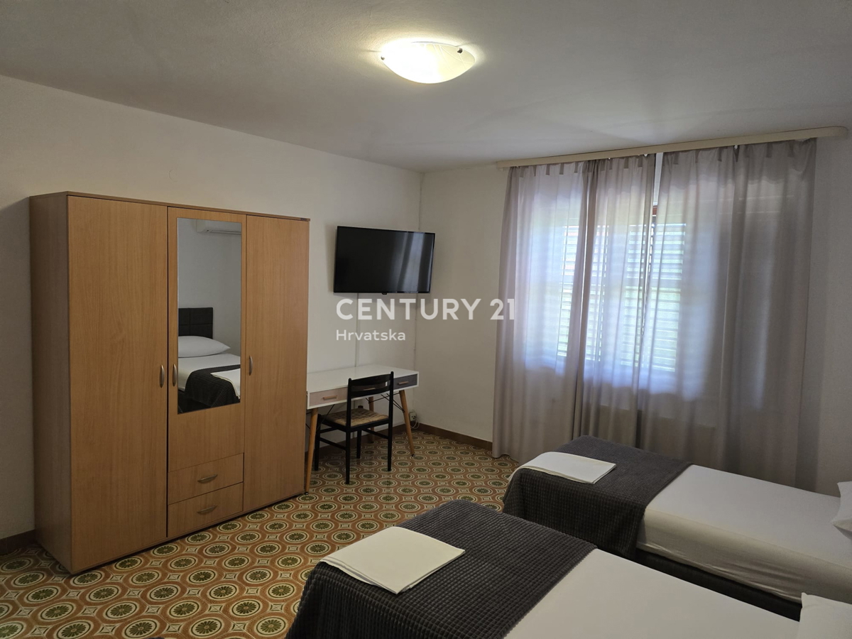 POREČ, PRODAJA SE HIŠA Z VELIKIM DVORIŠČEM IN BAZENOM, VELIKO POTENCIALA