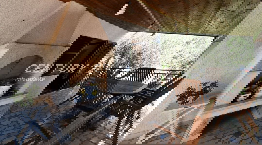 POREČ, PRODAJA SE HIŠA Z VELIKIM DVORIŠČEM IN BAZENOM, VELIKO POTENCIALA