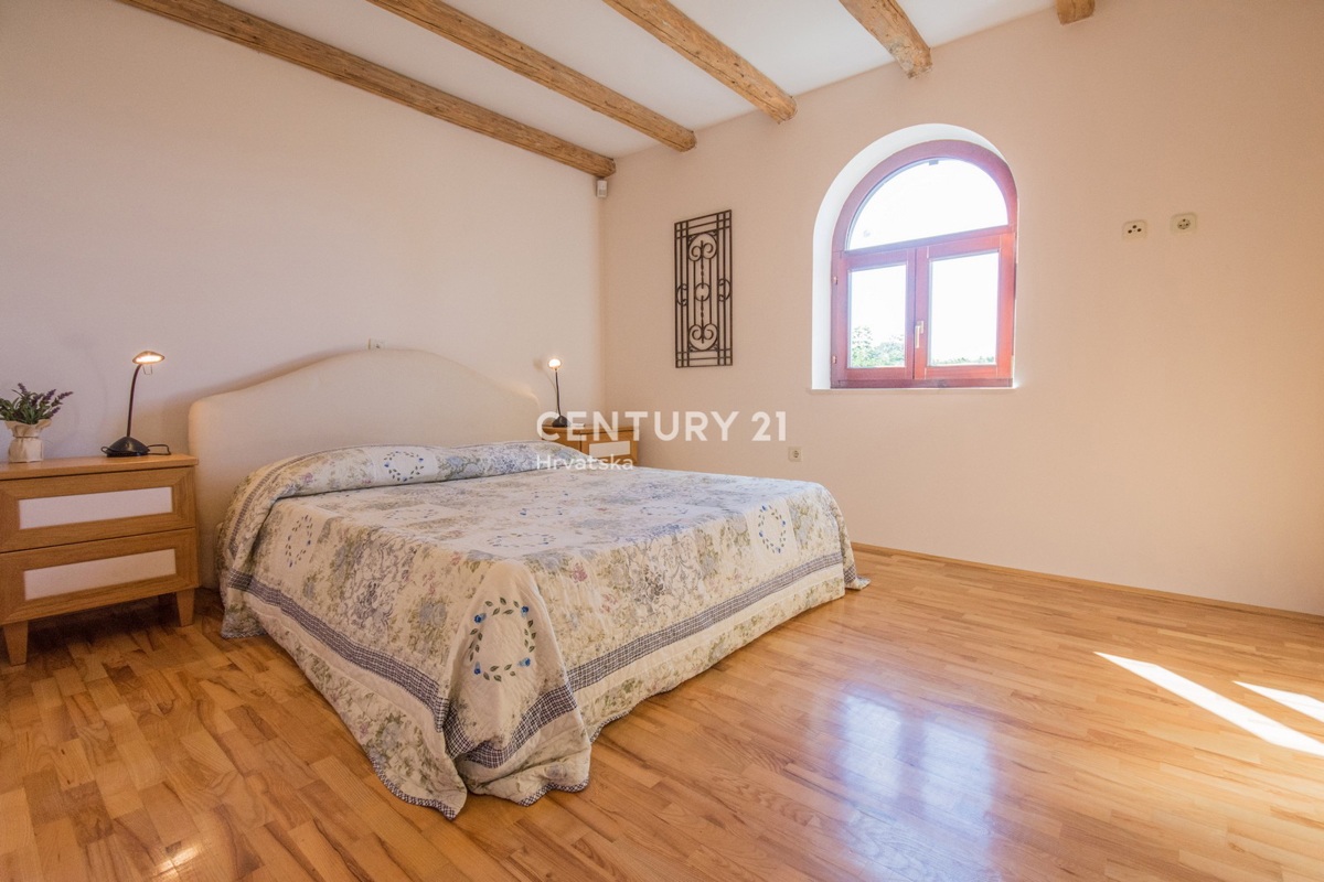 POREČ, PRODAJA SE PRIZEMLJENA HIŠA V MEDITERANSKEM SLOGU Z RAZGLEDOM NA MORJE