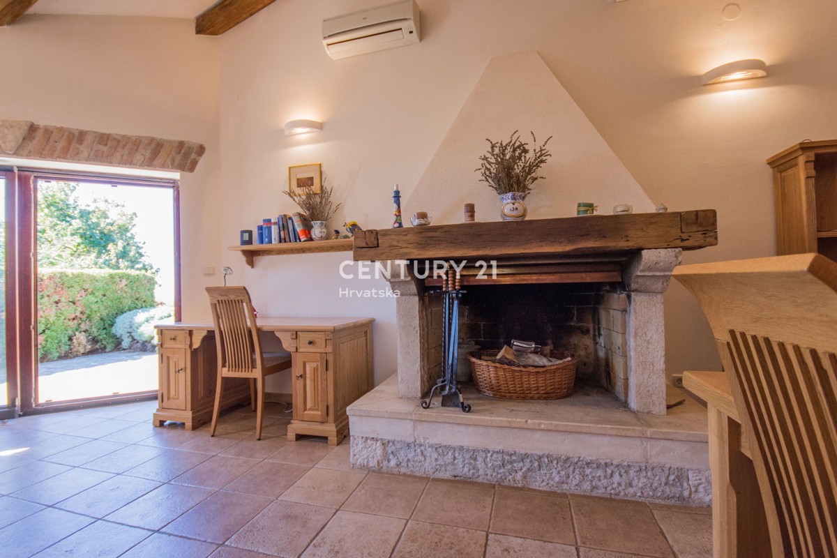 POREČ, PRODAJA SE PRIZEMLJENA HIŠA V MEDITERANSKEM SLOGU Z RAZGLEDOM NA MORJE