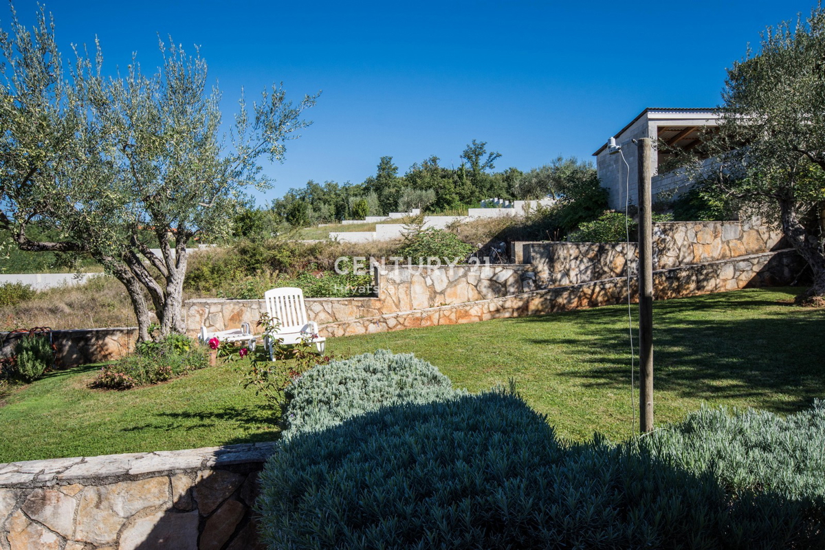 POREČ, PRODAJA SE PRIZEMLJENA HIŠA V MEDITERANSKEM SLOGU Z RAZGLEDOM NA MORJE