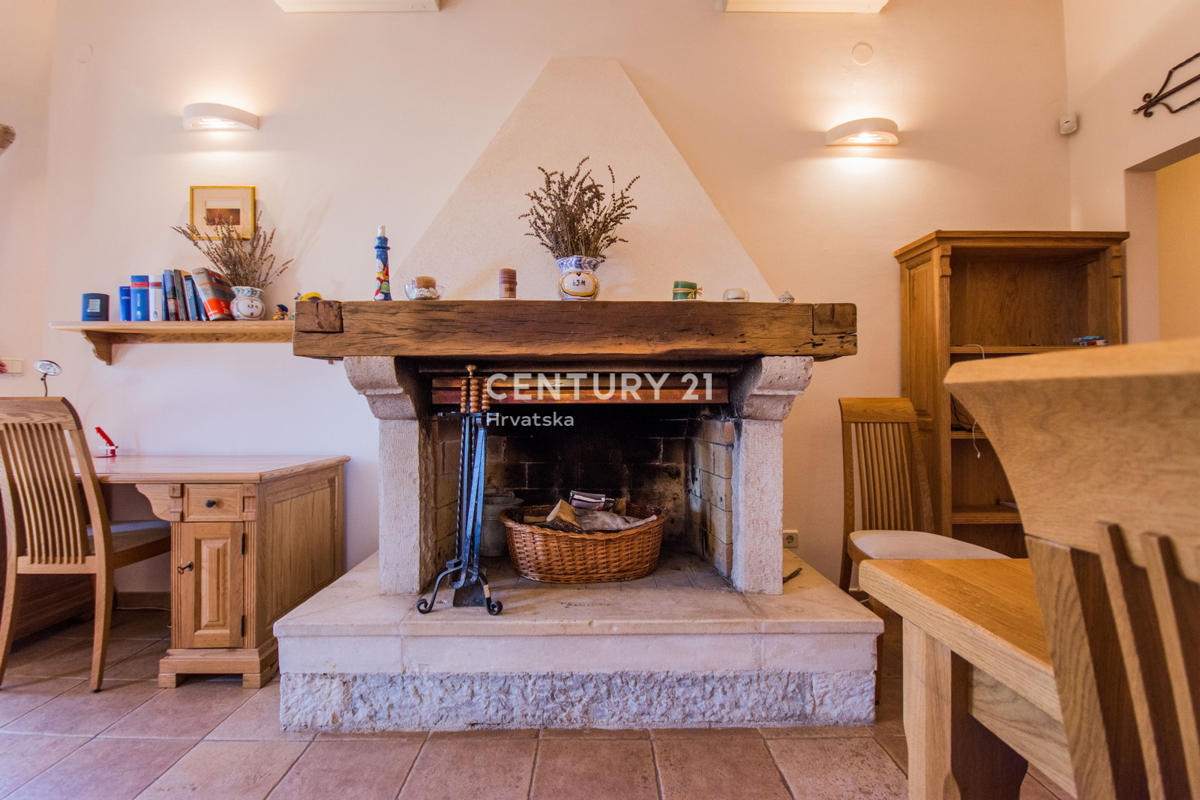 POREČ, PRODAJA SE PRIZEMLJENA HIŠA V MEDITERANSKEM SLOGU Z RAZGLEDOM NA MORJE