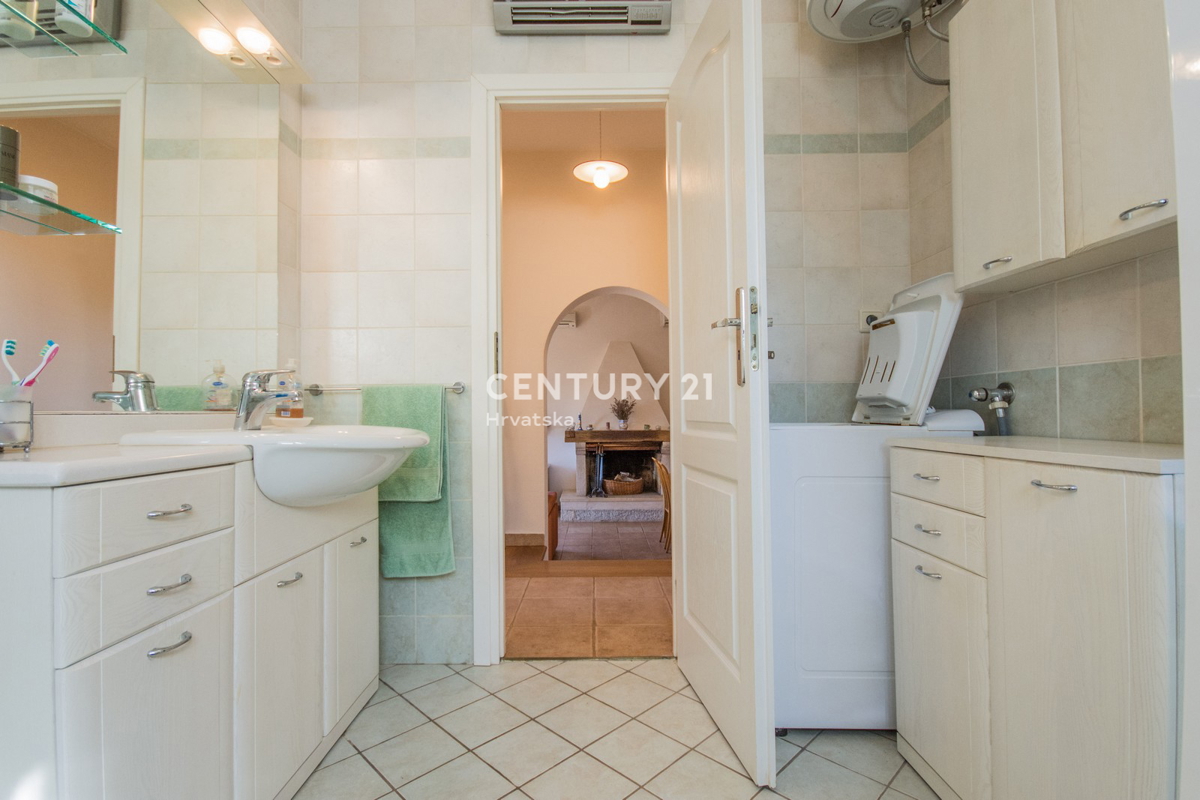 POREČ, PRODAJA SE PRIZEMLJENA HIŠA V MEDITERANSKEM SLOGU Z RAZGLEDOM NA MORJE