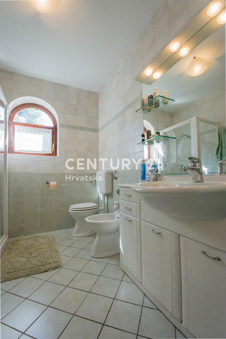 POREČ, PRODAJA SE PRIZEMLJENA HIŠA V MEDITERANSKEM SLOGU Z RAZGLEDOM NA MORJE