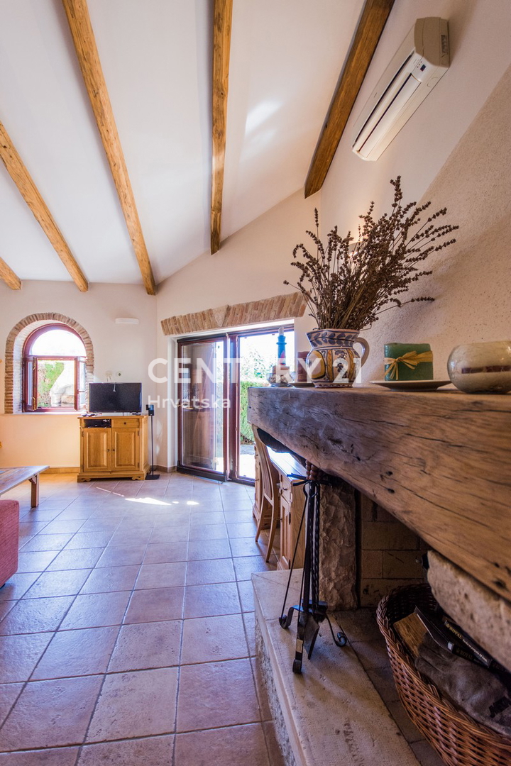 POREČ, PRODAJA SE PRIZEMLJENA HIŠA V MEDITERANSKEM SLOGU Z RAZGLEDOM NA MORJE