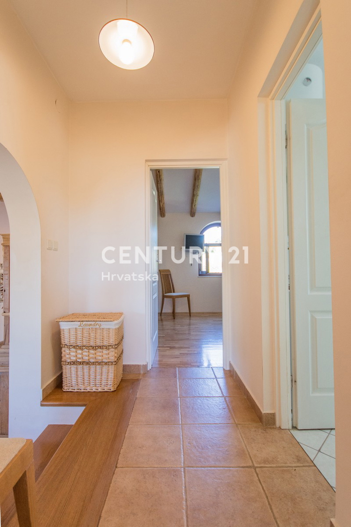 POREČ, PRODAJA SE PRIZEMLJENA HIŠA V MEDITERANSKEM SLOGU Z RAZGLEDOM NA MORJE