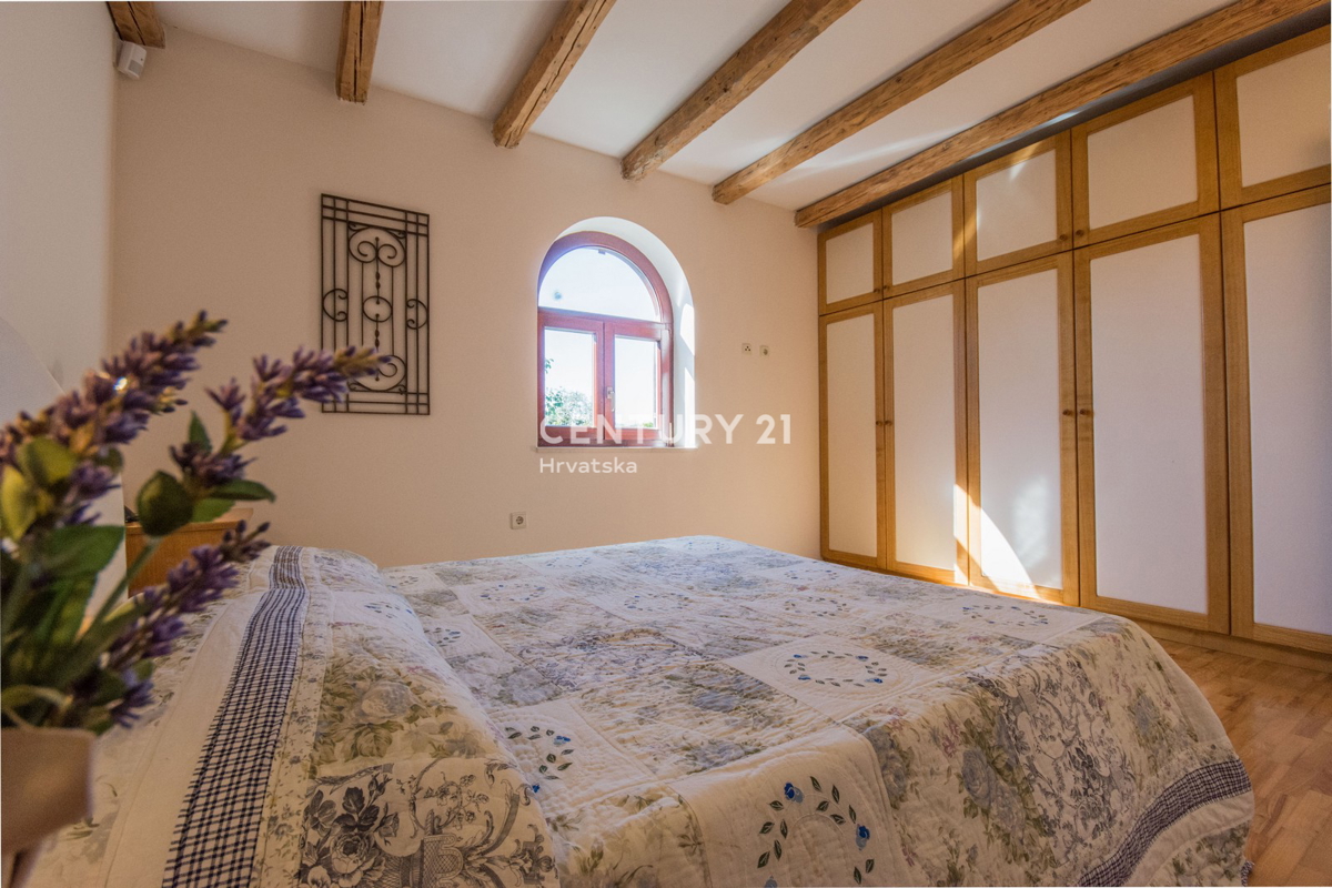 POREČ, PRODAJA SE PRIZEMLJENA HIŠA V MEDITERANSKEM SLOGU Z RAZGLEDOM NA MORJE