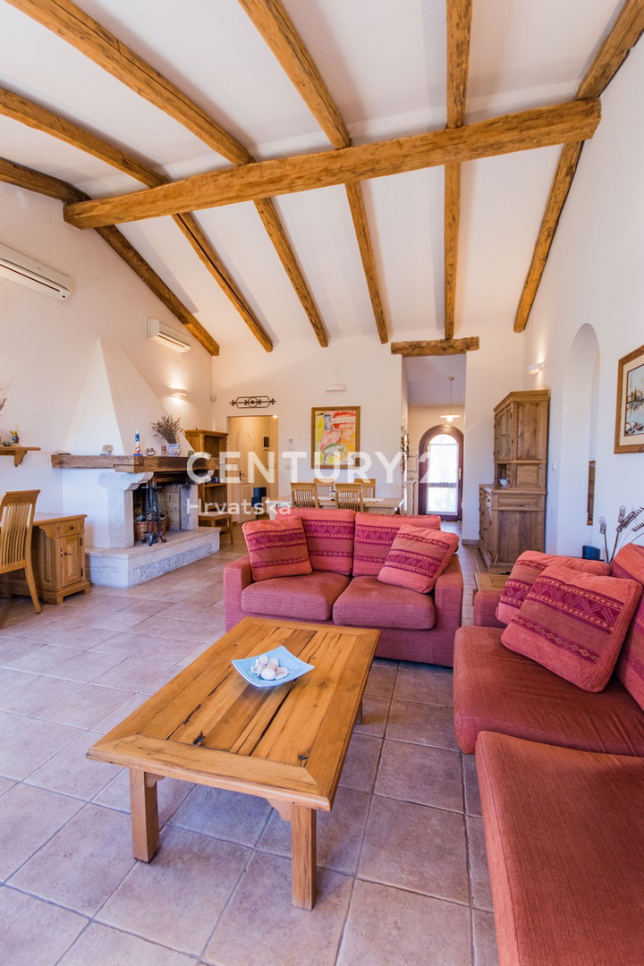 POREČ, PRODAJA SE PRIZEMLJENA HIŠA V MEDITERANSKEM SLOGU Z RAZGLEDOM NA MORJE