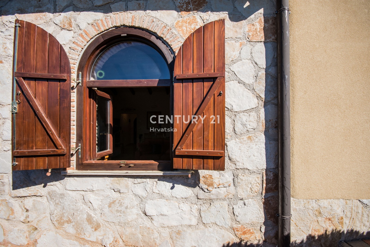 POREČ, PRODAJA SE PRIZEMLJENA HIŠA V MEDITERANSKEM SLOGU Z RAZGLEDOM NA MORJE