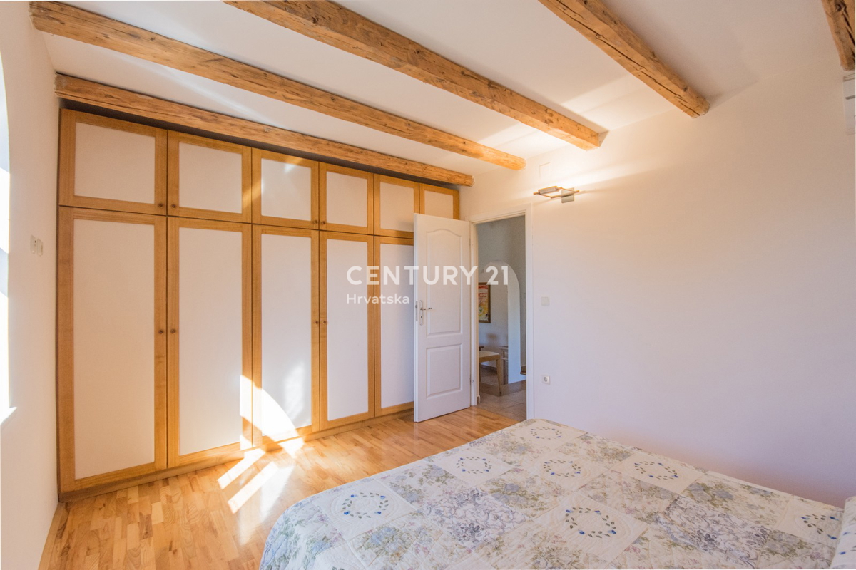 POREČ, PRODAJA SE PRIZEMLJENA HIŠA V MEDITERANSKEM SLOGU Z RAZGLEDOM NA MORJE